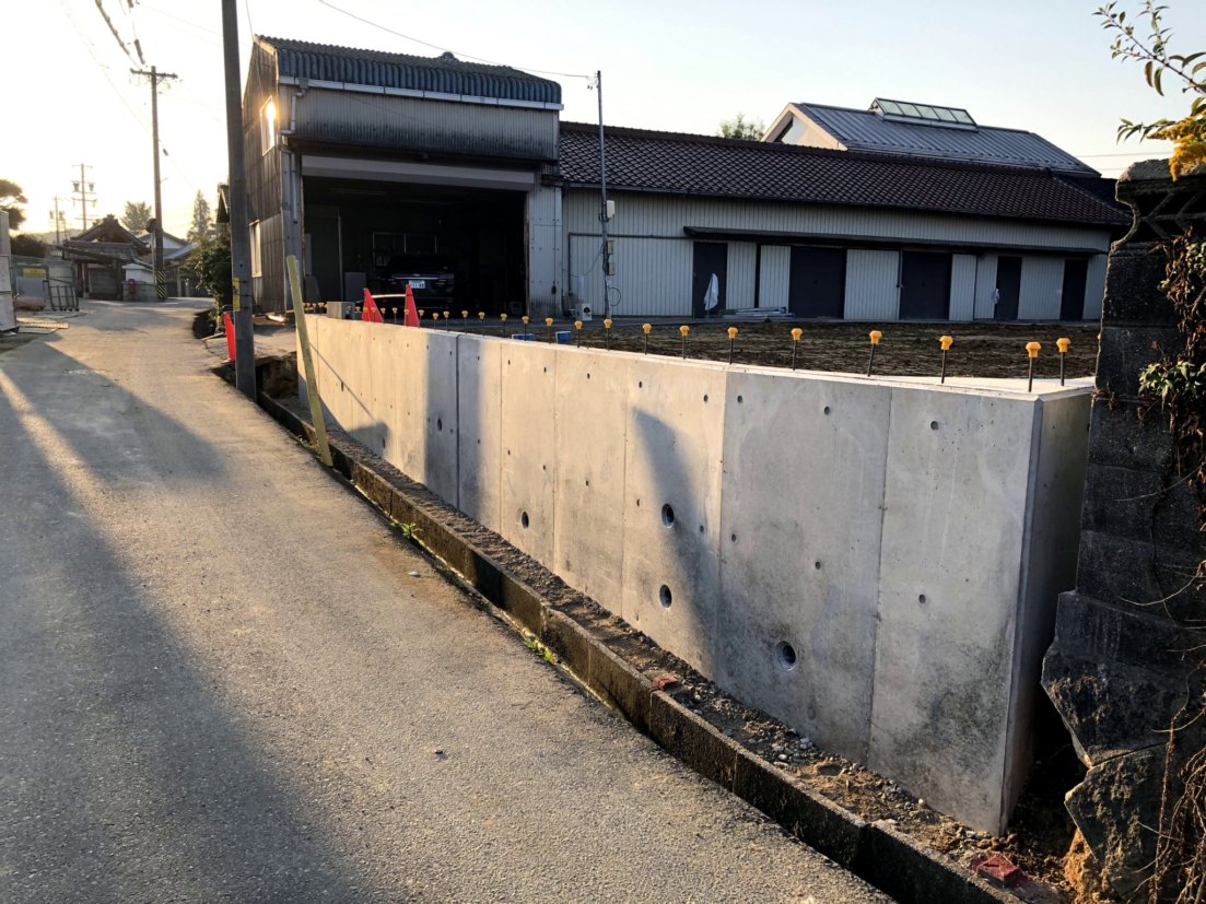 【擁壁工事】家を建てる前に行う土地の造成工事の内容・費用を公開! 【擁壁工事】家を建てる前に行う土地の造成工事の内容・費用を公開! 1.5世帯新築記録